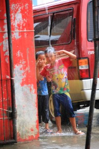 There is usually more pressure in the rain than in the showers